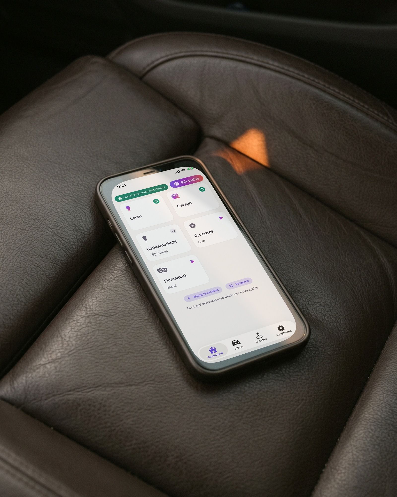 Een smartphone op een donkere leren autozetel