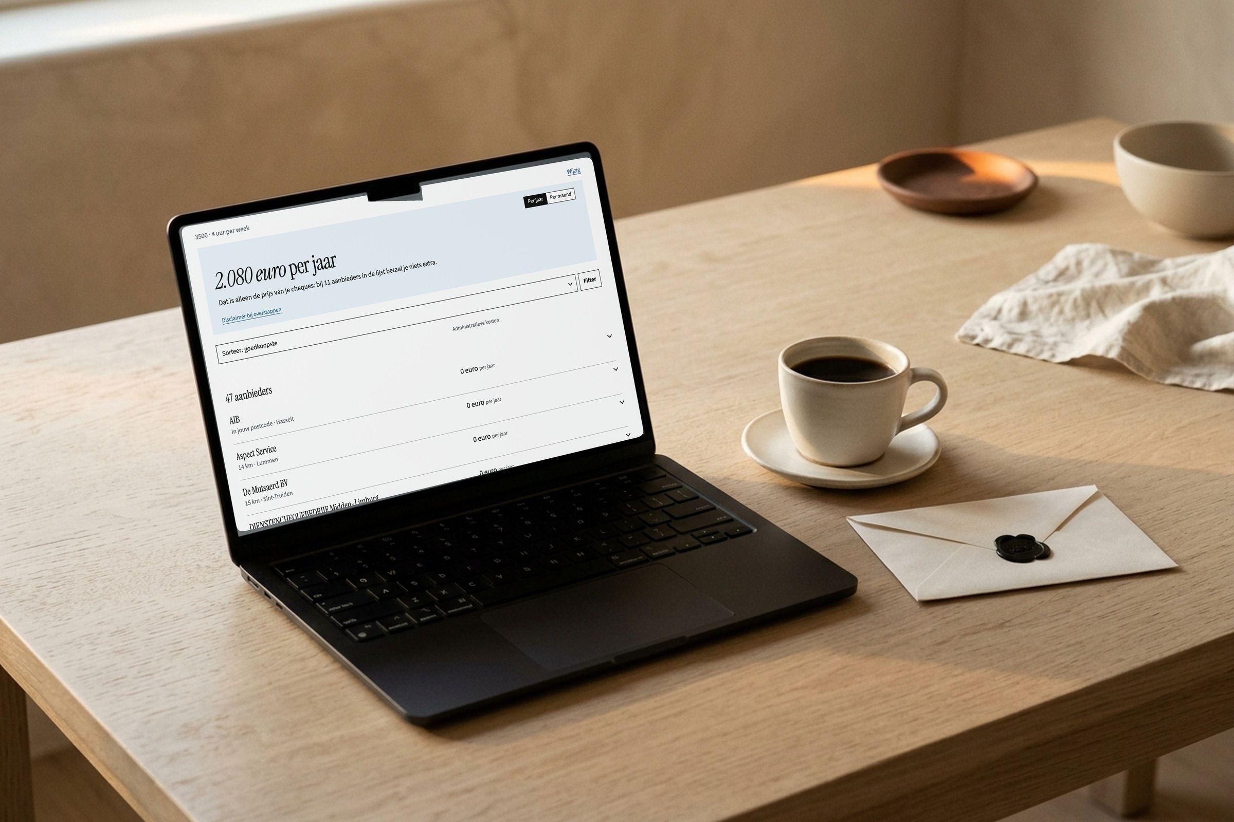 Een laptop met een leeg scherm op een keukentafel